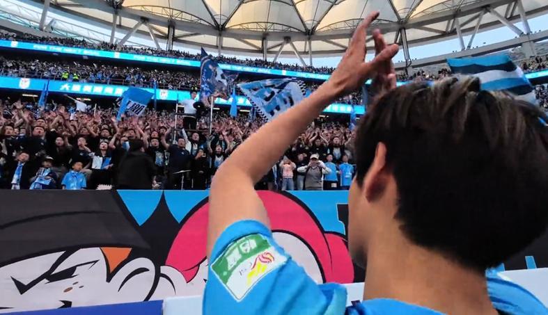 开云官网-刘祝润回梭鱼湾有掌声！杨希来海港 王队有接班人了 三镇渴望一将