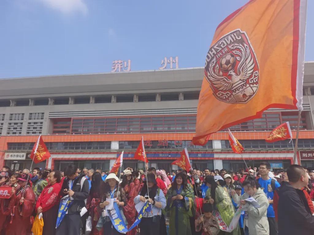 开云体育APP下载-荆州市长率球迷团“出征”黄石，走进球迷车厢高呼“荆州必胜”